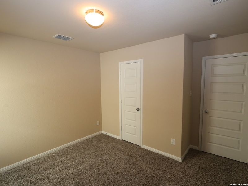 Spacious, unfurnished interior of a new home in Mesquite Ridge, San Antonio (Image 25).