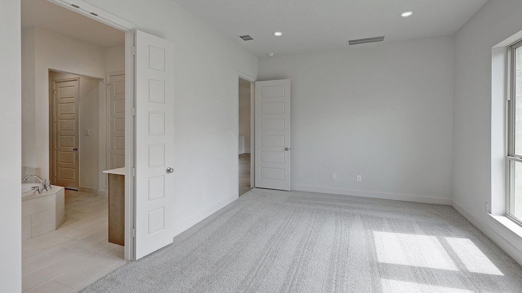 Spacious, unfurnished interior of a new home in Alsatian Oaks 50', Castroville (Image 16).