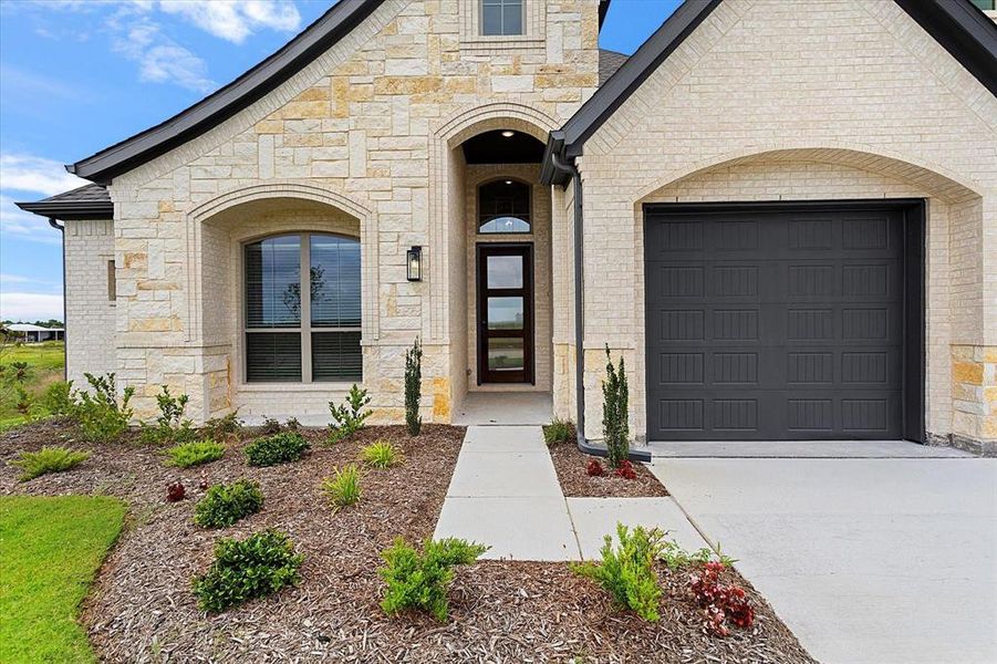 Exterior details and patio area of a home in , Venus (Image 4).