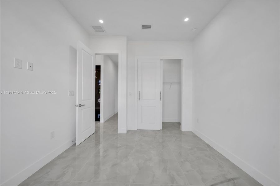 Spacious, unfurnished interior of a new home in , Cape Coral (Image 11).