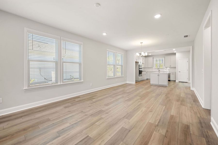 Spacious, unfurnished interior of a new home in Del Webb Savannah at Heartwood, Richmond Hill (Image 14).