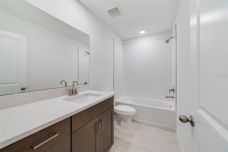 Furnished interior view inside a new home in Towns at Greenleaf, Oviedo (Image 8).