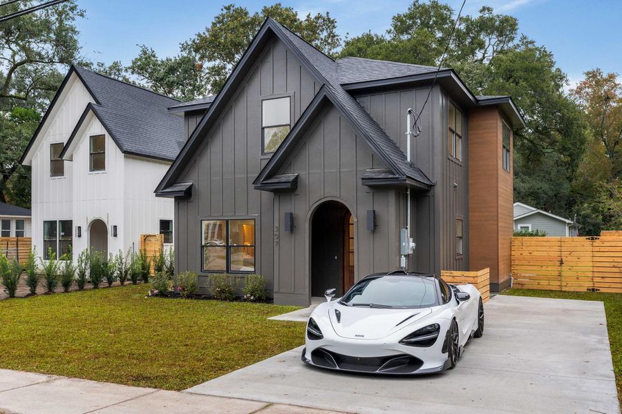 Exterior details and patio area of a home in , Charleston (Image 33).