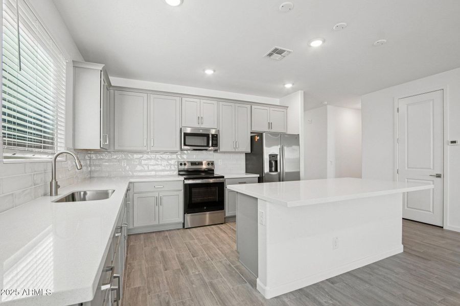 15-web-or-mls-W Tamarisk Ave-S1012-011