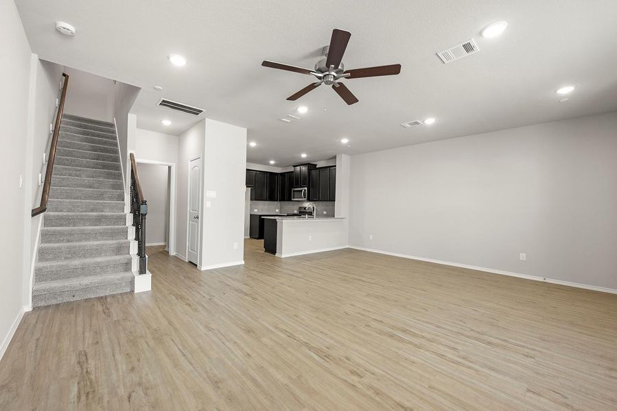 Natural light glistens through every inch of this stunner! Natural light glistens through every inch of this stunner!