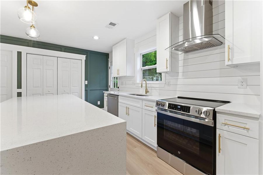 Furnished interior view inside a new home in , Cartersville (Image 11).