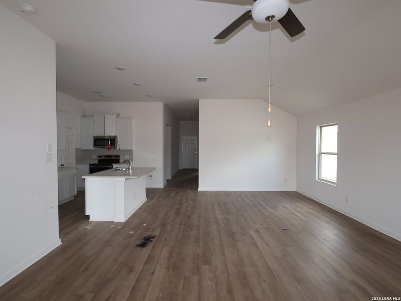 Spacious, unfurnished interior of a new home in Meadows at Clear Springs, New Braunfels (Image 26).