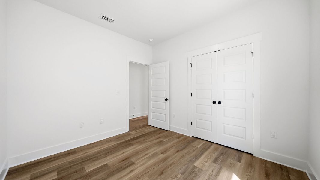 Spacious, unfurnished interior of a new home in Colonial East, Panama City Beach (Image 20).