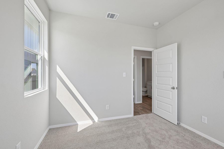 Spacious, unfurnished interior of a new home in Harvest Ridge, Elgin (Image 25).