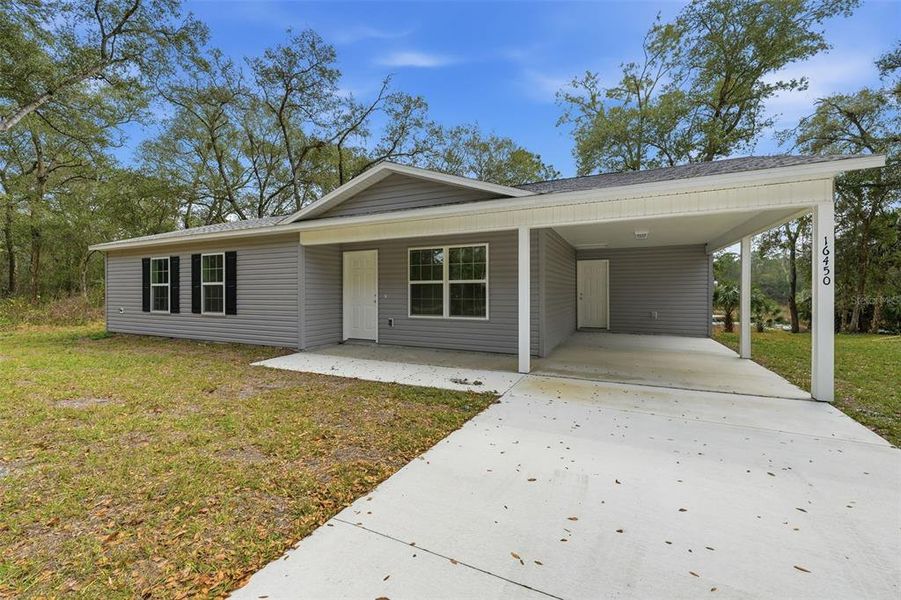 Exterior details and patio area of a home in , Ocklawaha (Image 3).