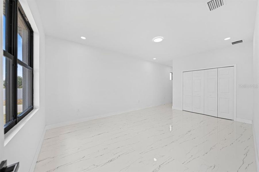 Spacious, unfurnished interior of a new home in , Lehigh Acres (Image 12).