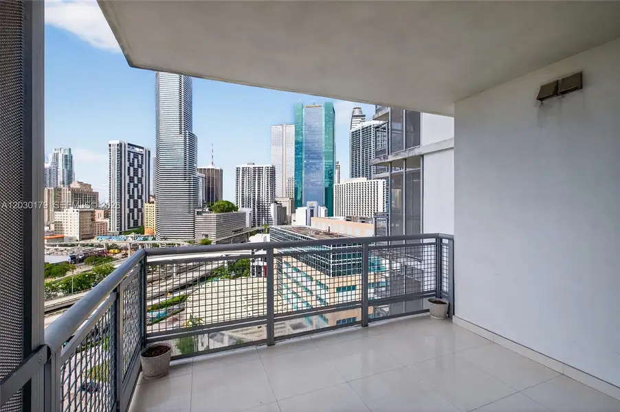 Condo located in Miami, FL showcasing its design and architecture (Image 3).