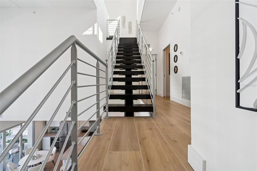 Spacious, unfurnished interior of a new home in , Sarasota (Image 23).