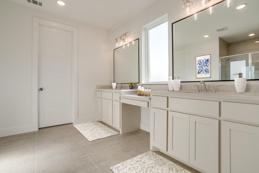 Representative furnished interior of a home built from the Eleanor by Graham Hart Home Builder in Sweetgrass, Haslet (Image 30).