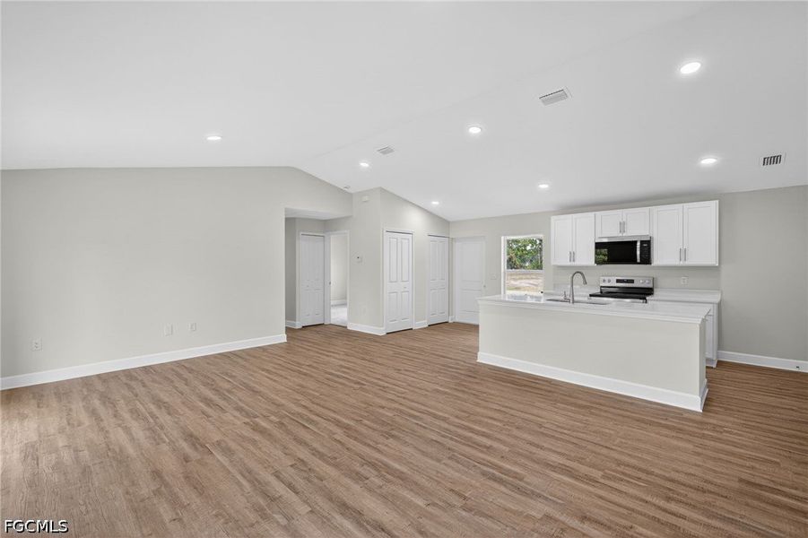 Spacious, unfurnished interior of a new home in Cape Coral, Cape Coral (Image 21).