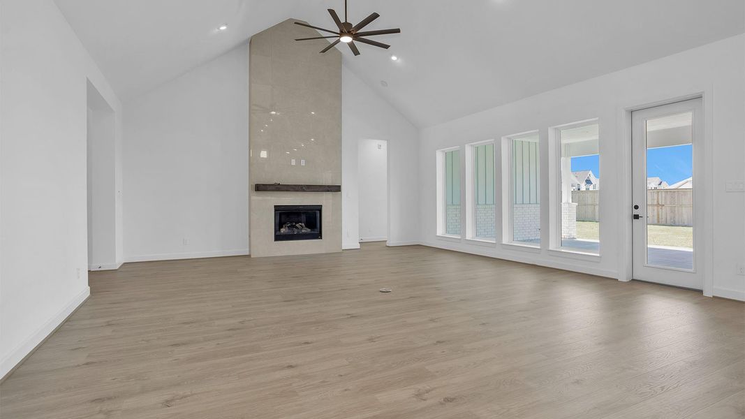 Spacious, unfurnished interior of a new home in Fulshear Lakes, Fulshear (Image 9). Spacious, unfurnished interior of a new home in Fulshear Lakes, Fulshear (Image 9).