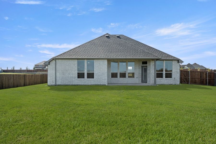 Exterior details and patio area of a home in Myrtle Creek, Waxahachie (Image 3).