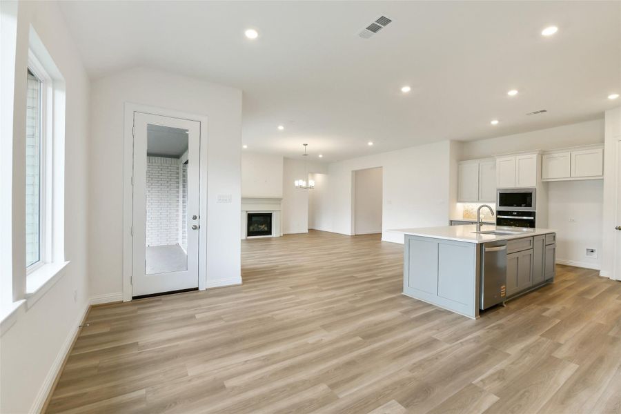 Spacious, unfurnished interior of a new home in , Conroe (Image 14).
