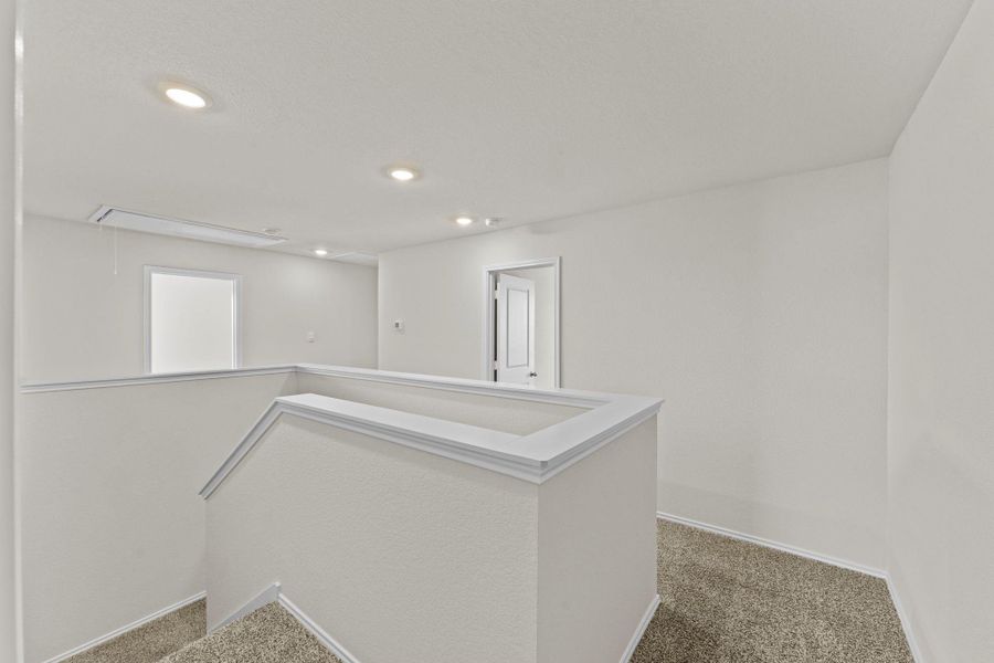 Spacious, unfurnished interior of a new home in Ladera, Luling (Image 27).