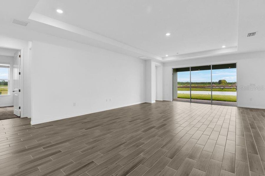 Spacious, unfurnished interior of a new home in Ardisia Park, New Smyrna Beach (Image 19).