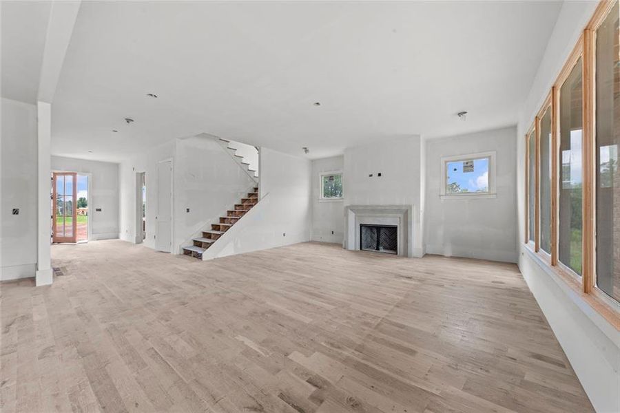 Spacious, unfurnished interior of a new home in , Bogart (Image 7).