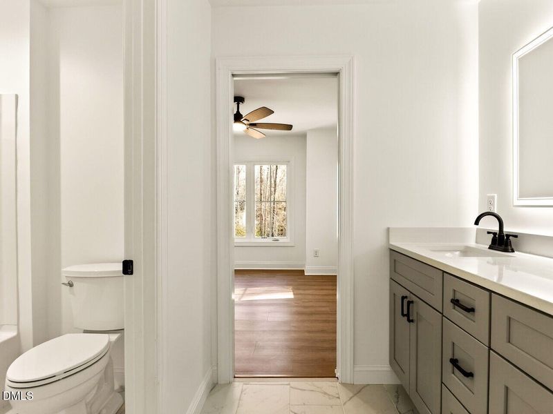 023-1280x960-jack-n-jill-bath