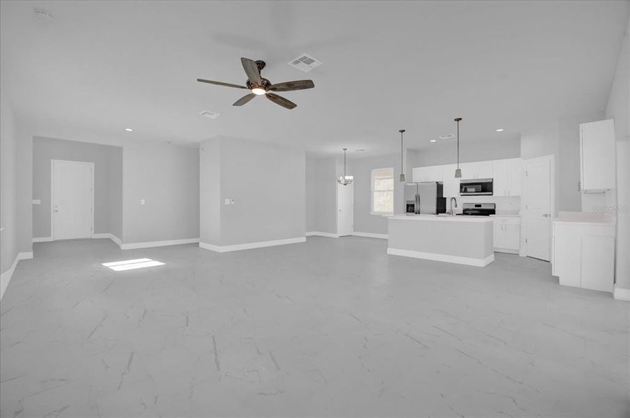 Spacious, unfurnished interior of a new home in , Casselberry (Image 15).