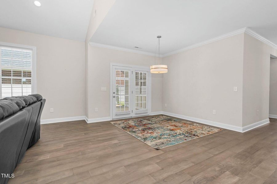 Spacious breakfast artea leads.....