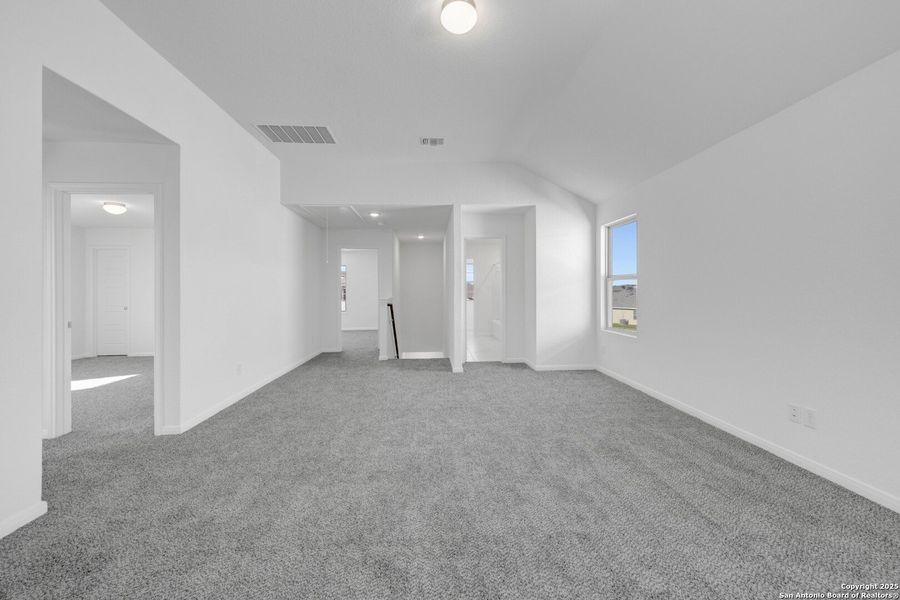 Spacious, unfurnished interior of a new home in Winding Brook, San Antonio (Image 34).