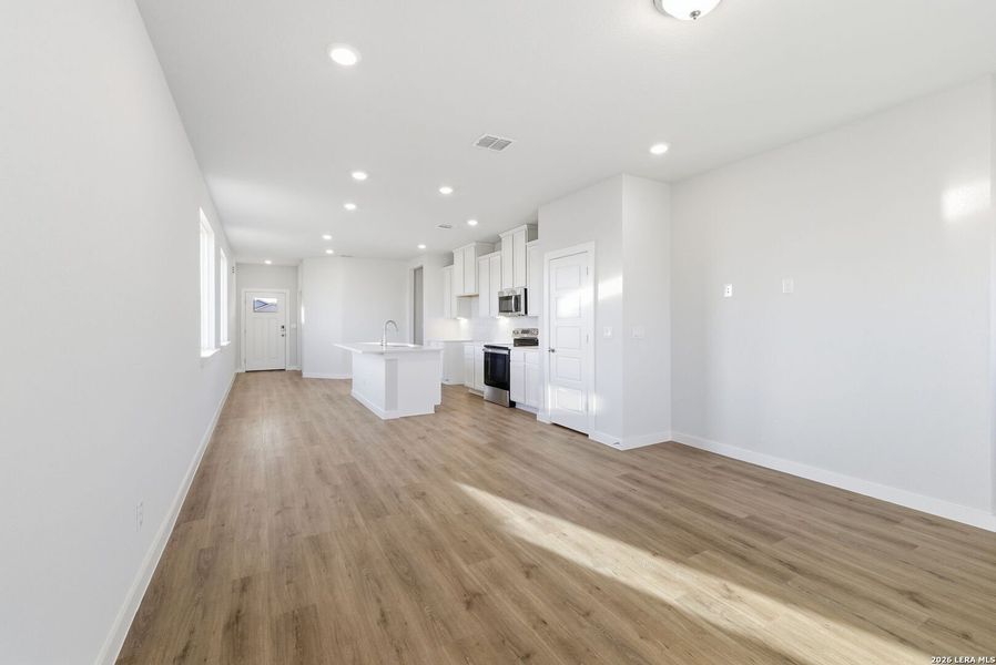Spacious, unfurnished interior of a new home in Highland Ridge, San Antonio (Image 24).