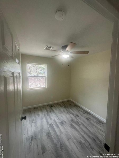 Spacious, unfurnished interior of a new home in , Bandera (Image 18).