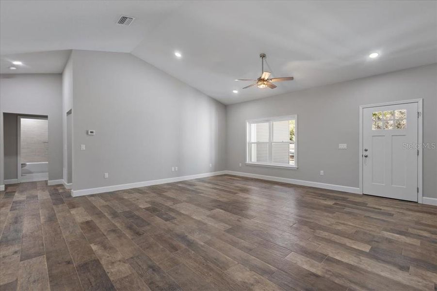 Spacious, unfurnished interior of a new home in , Chiefland (Image 43).