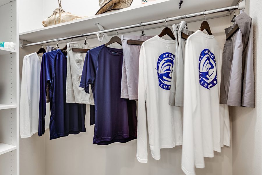 Representative interior finishes for a home built from the Dream 2 by Neal Communities in Palmera, Venice (Image 21).