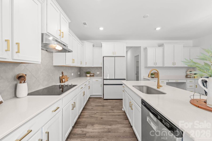 Large amount and counter space and island Large amount and counter space and island