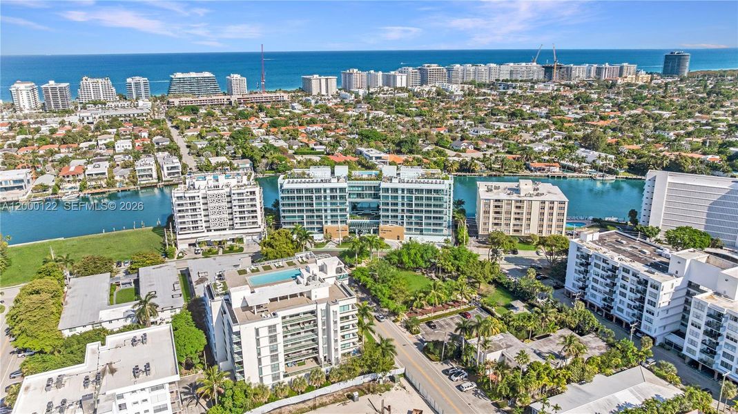 Condo located in Miami Beach, FL showcasing its design and architecture (Image 38).