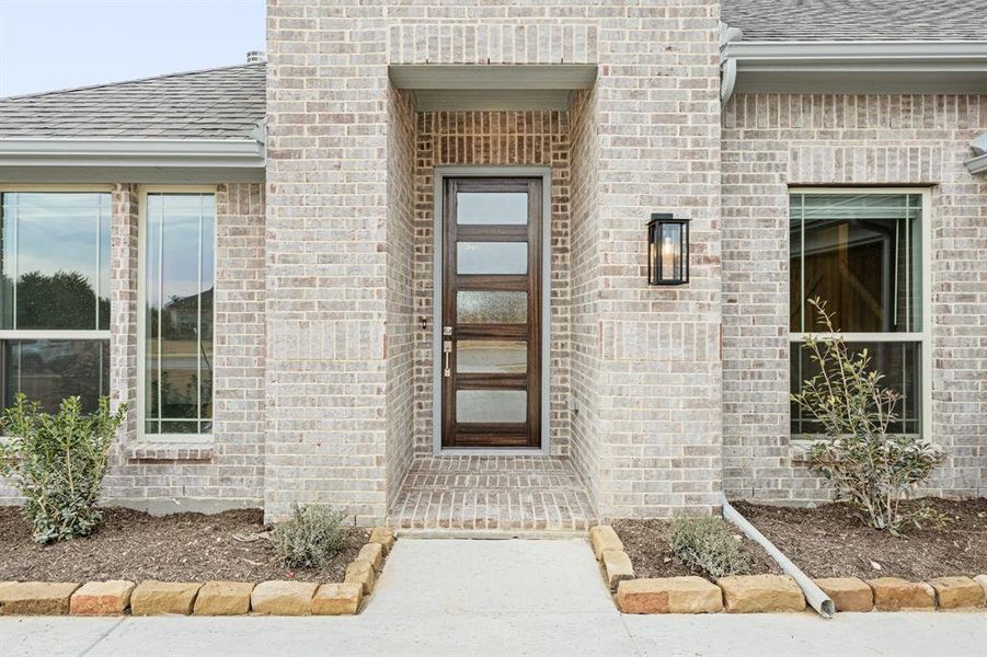 Exterior details and patio area of a home in Ridgepoint, Midlothian (Image 3).