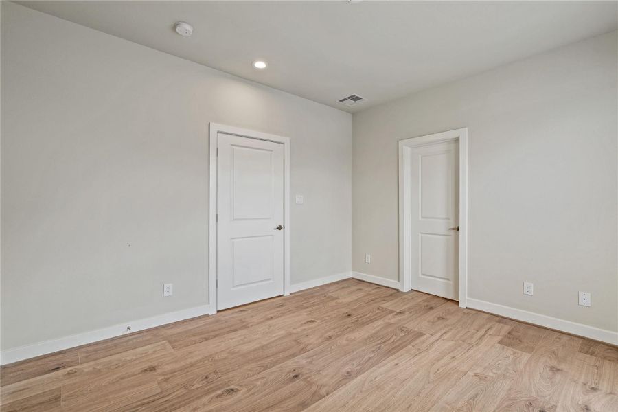 Spacious, unfurnished interior of a new home in Willowbend Point, Houston (Image 22). Spacious, unfurnished interior of a new home in Willowbend Point, Houston (Image 22).