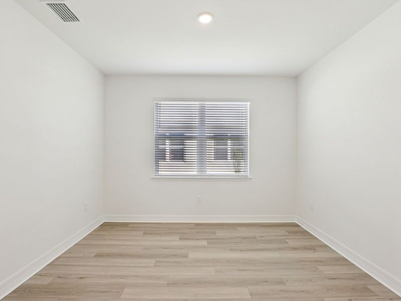 Spacious, unfurnished interior of a new home in Crescent Lakes - Signature Series, Punta Gorda (Image 14).