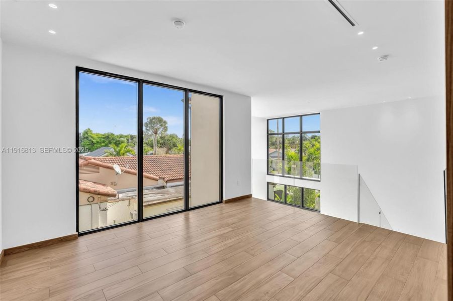 Spacious, unfurnished interior of a new home in , Miami (Image 55).