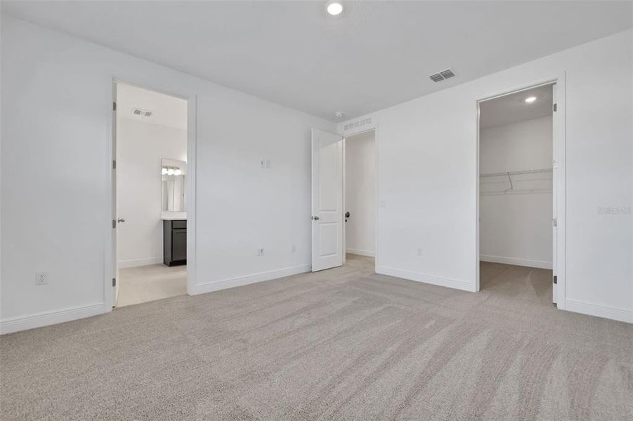 Spacious, unfurnished interior of a new home in , St. Cloud (Image 13).