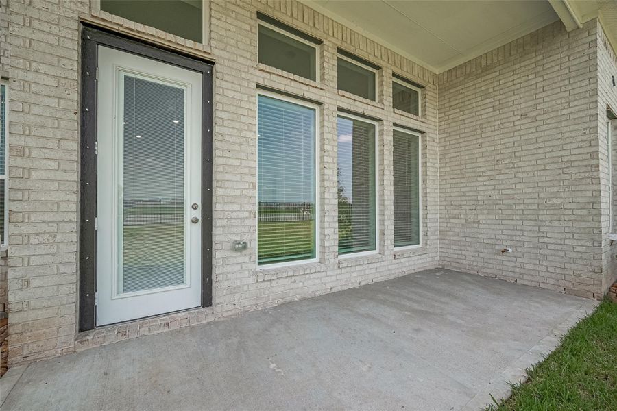 Exterior details and patio area of a home in Lago Mar, Texas City (Image 3).