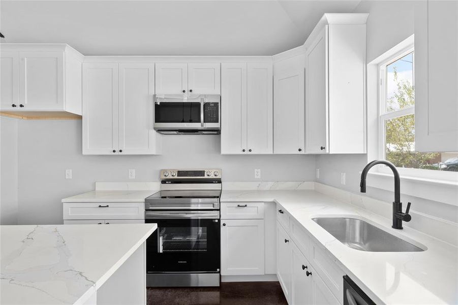 Furnished interior view inside a new home in , Gatesville (Image 5).