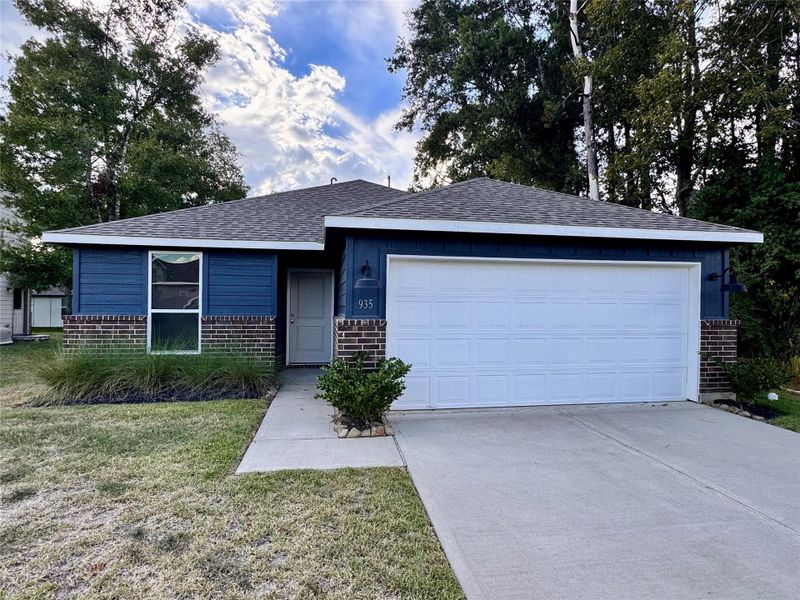 Front exterior of a new home in Santa Fe, Cleveland, TX, highlighting curb appeal (Image 2). Front exterior of a new home in Santa Fe, Cleveland, TX, highlighting curb appeal (Image 2).