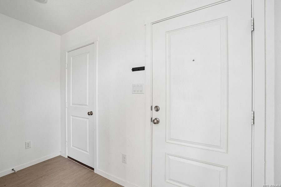 Spacious, unfurnished interior of a new home in Steelwood Trails, New Braunfels (Image 13).