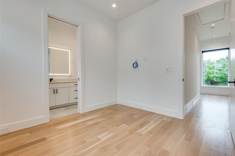 Spacious, unfurnished interior of a new home in , Dallas (Image 16).