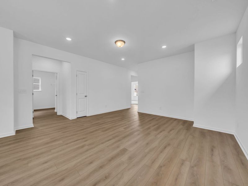 Spacious, unfurnished interior of a new home in Cantigny Park, Clarksville (Image 15).
