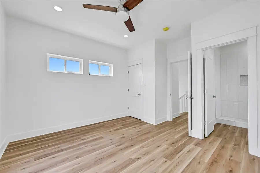 Spacious, unfurnished interior of a new home in , Galveston (Image 15).