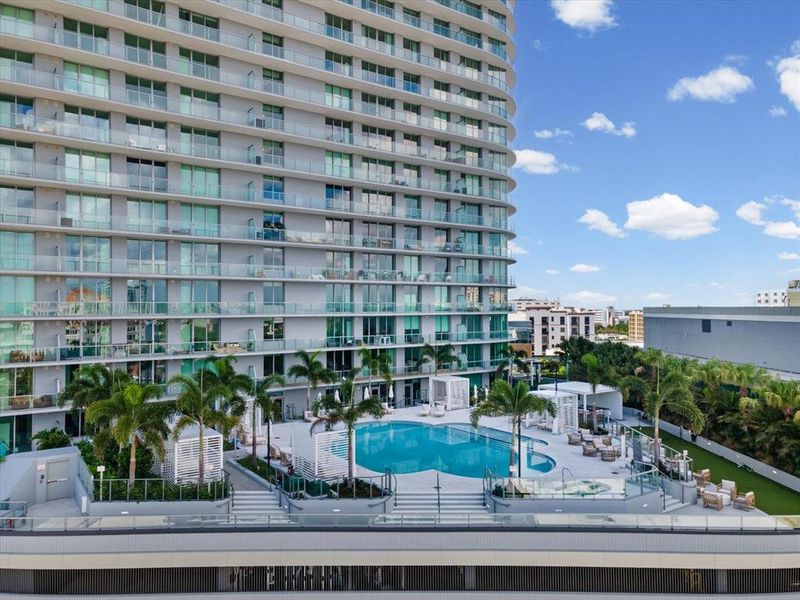 Condo located in St. Petersburg, FL showcasing its design and architecture (Image 4). Condo located in St. Petersburg, FL showcasing its design and architecture (Image 4).
