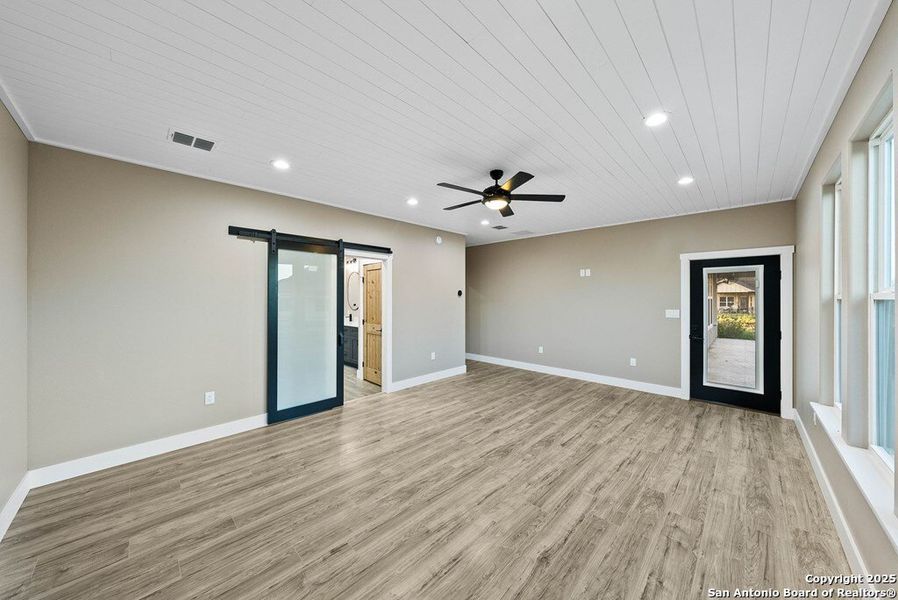 Spacious, unfurnished interior of a new home in , Kerrville (Image 23).