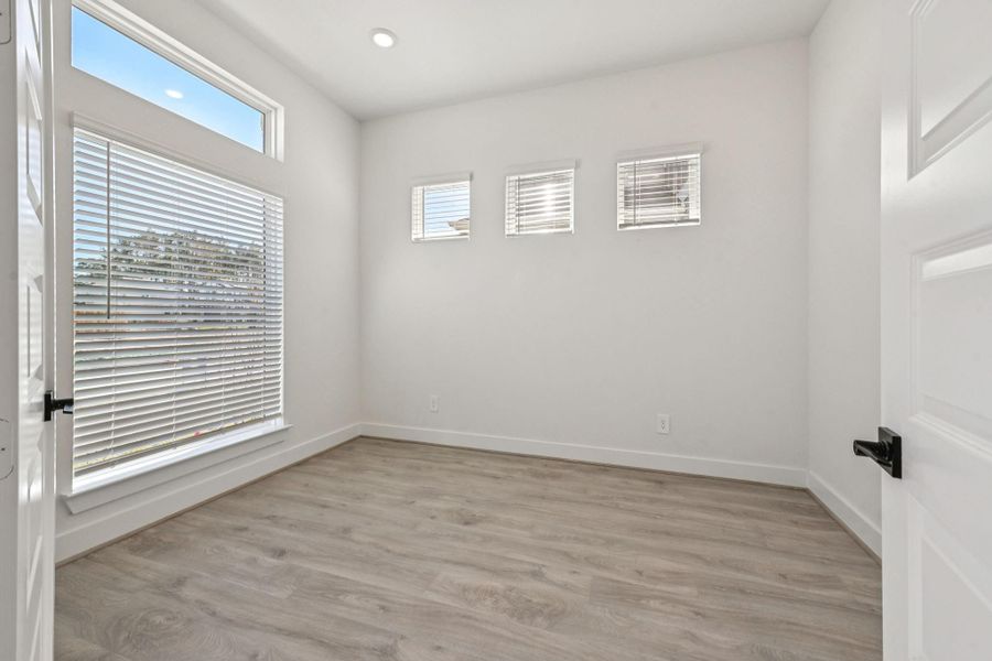 Spacious, unfurnished interior of a new home in Pinewood Trails - Luxe Series, Houston (Image 23).